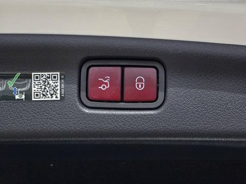 Used 2025 Mercedes-Benz C 300 Sedan image 9