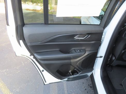 New 2025 Jeep Grand Cherokee Altitude image 23