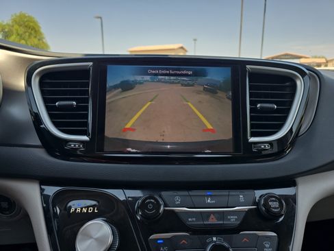 Used 2022 Chrysler Pacifica Touring-L FWD image 21