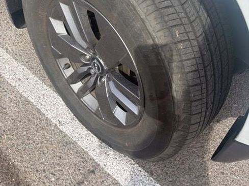 Used 2025 Nissan Frontier SV w/ SV Convenience Package image 11