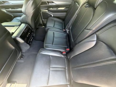 Used 2025 Jeep Wagoneer 4WD image 13