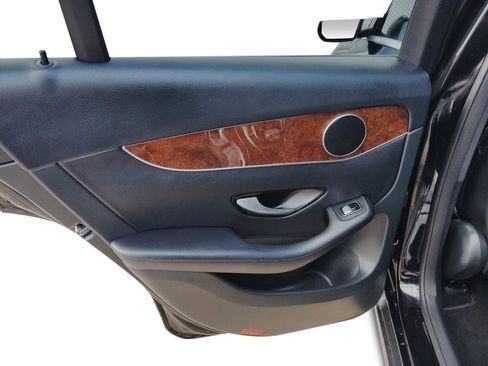 Used 2017 Mercedes-Benz GLC 300 4MATIC image 23