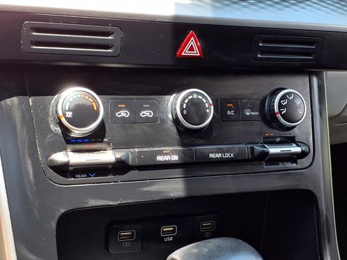 Used 2023 Kia Carnival LX FWD image 19