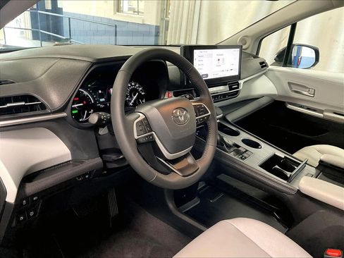 Used 2025 Toyota Sienna XLE w/ XLE Plus Package AWD/4WD image 8