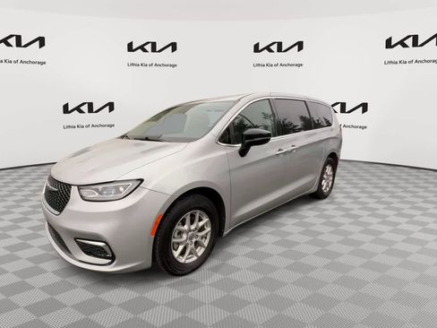 Used 2024 Chrysler Pacifica Touring-L FWD image 6