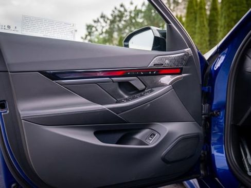 Used 2025 BMW M5 w/ Executive Package image 57