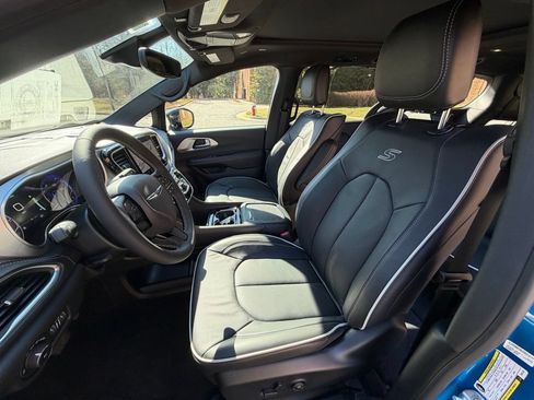 New 2026 Chrysler Pacifica Limited w/ Uconnect Theater Family Group FWD image 15