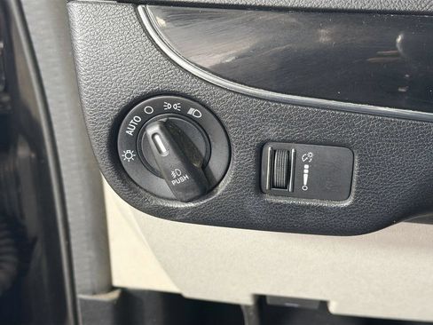 Used 2019 Dodge Grand Caravan SXT FWD image 12
