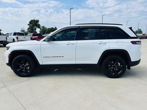 Used 2023 Jeep Grand Cherokee Limited w/ Black Appearance Package AWD/4WD image 38