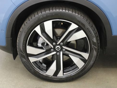 Used 2023 Volvo XC40 B4 Plus w/ Driver Assist Package image 31