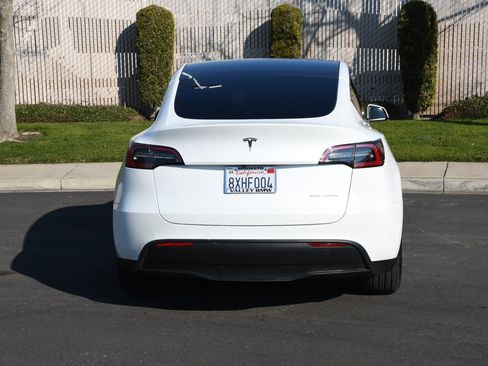 Used 2021 Tesla Model Y Long Range image 4