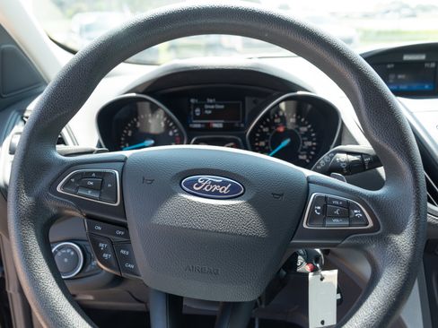Used 2017 Ford Escape SE w/ SE Cold Weather Package AWD/4WD image 9