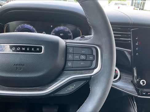 Used 2023 Jeep Wagoneer Series II AWD/4WD image 12