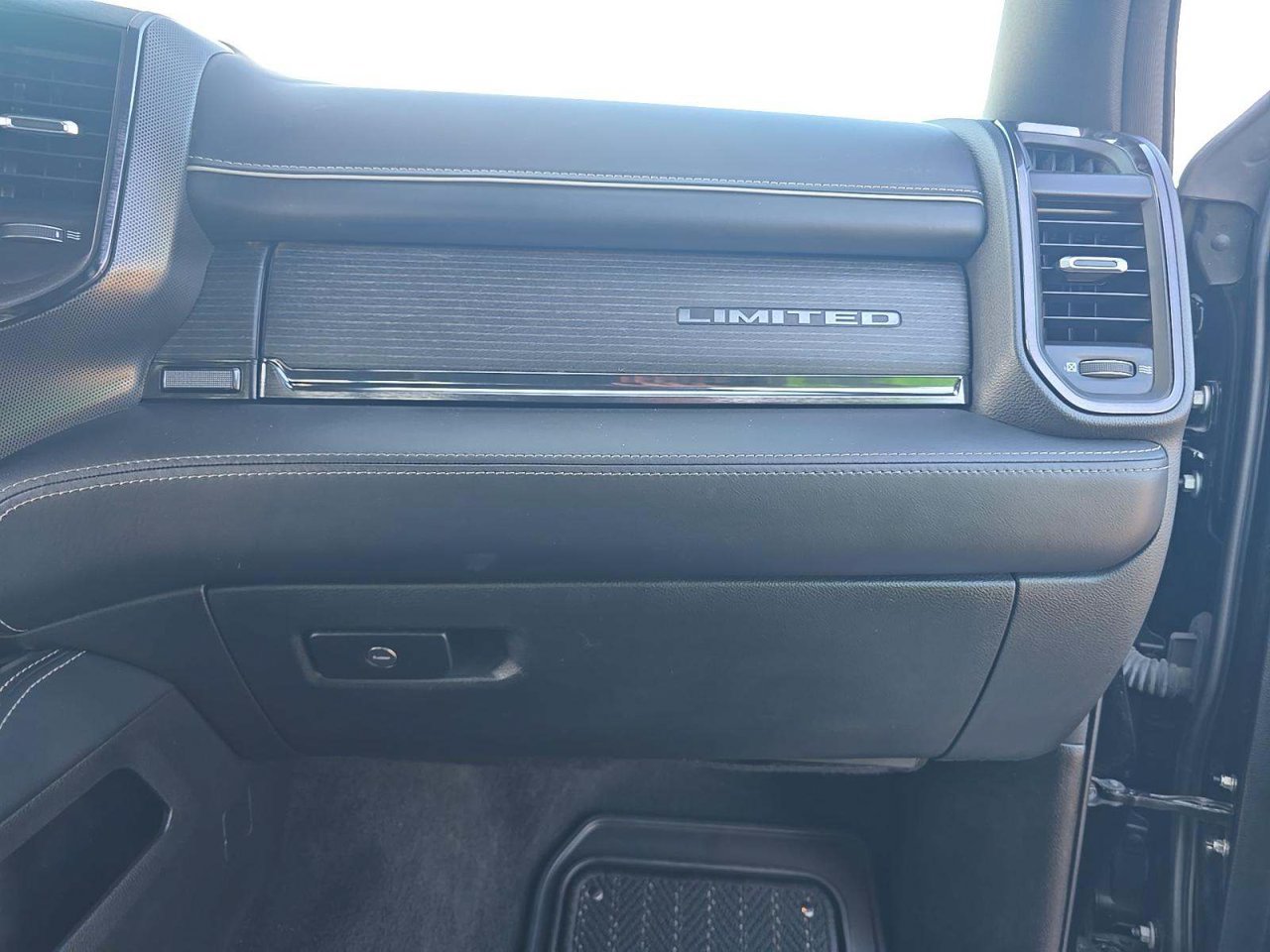 Used 2023 RAM 1500 Limited w/ Body Color Bumper Group AWD/4WD image 14
