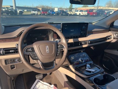 Used 2022 Lincoln Nautilus Reserve image 9