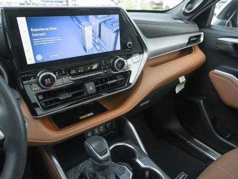 Used 2024 Toyota Highlander Platinum image 21