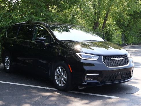 Used 2025 Chrysler Pacifica Select FWD image 10