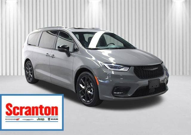 Certified 2025 Chrysler Pacifica Limited FWD image 1