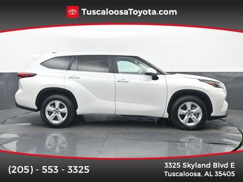 Used 2023 Toyota Highlander LE image 1