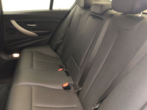 Used 2018 BMW 320i Sedan RWD image 18