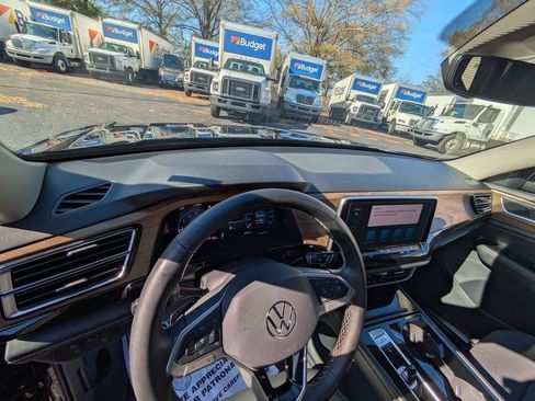 Used 2025 Volkswagen Atlas SE image 14