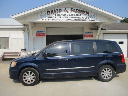 Used 2014 Chrysler Town & Country Touring FWD image 13