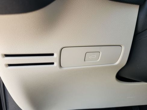 Certified 2025 Volvo XC40 B5 Plus AWD/4WD image 18