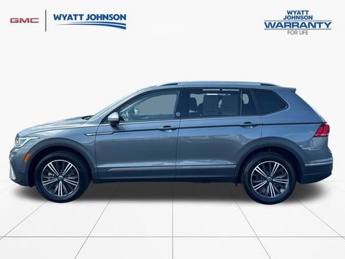 Used 2024 Volkswagen Tiguan SE AWD/4WD image 2