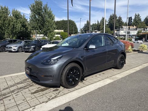 Used 2023 Tesla Model Y Long Range AWD/4WD image 1