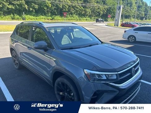 Used 2023 Volkswagen Taos SE w/ Panoramic Sunroof Package AWD/4WD image 8