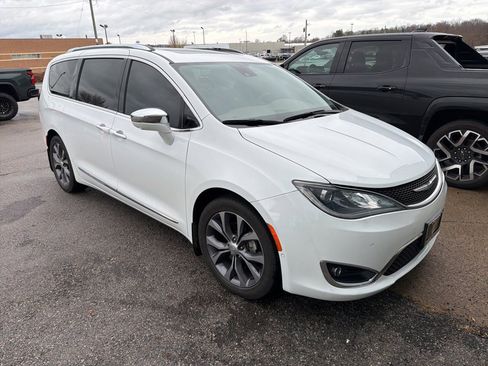 Used 2018 Chrysler Pacifica Limited w/ Tire & Wheel Group image 3