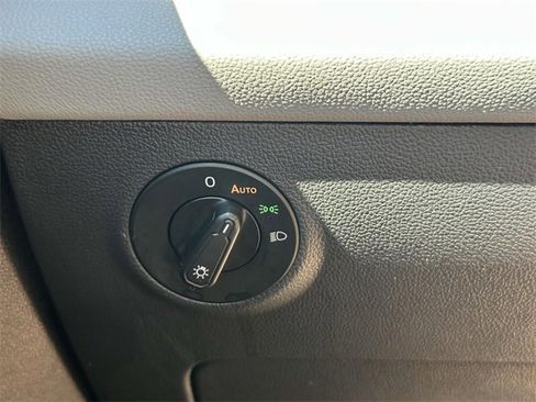 Certified 2022 Volkswagen Taos SE image 19