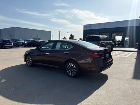 Used 2025 Nissan Altima 2.5 SV FWD image 4
