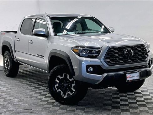 Used 2022 Toyota Tacoma w/ SR5 Package image 11