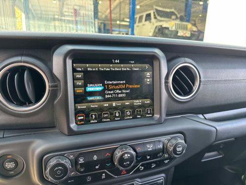 Used 2018 Jeep Wrangler Unlimited Sahara image 16