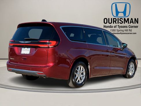 Used 2023 Chrysler Pacifica Touring-L image 3