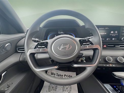 Certified 2024 Hyundai Elantra SE image 14