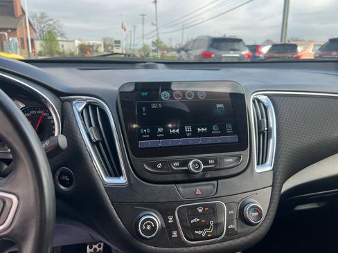 Used 2017 Chevrolet Malibu LT image 17