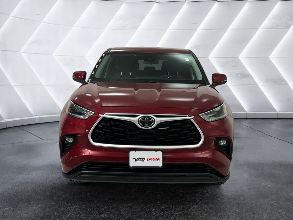 Used 2021 Toyota Highlander LE FWD image 2