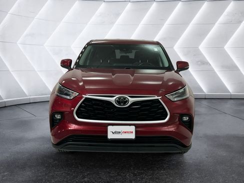 Used 2021 Toyota Highlander LE FWD image 2