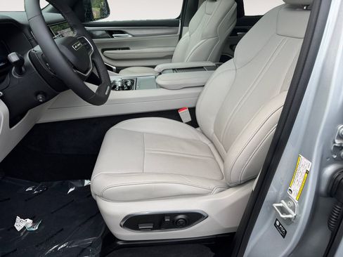 Used 2025 Jeep Wagoneer Series III w/ Premium Group I AWD/4WD image 9