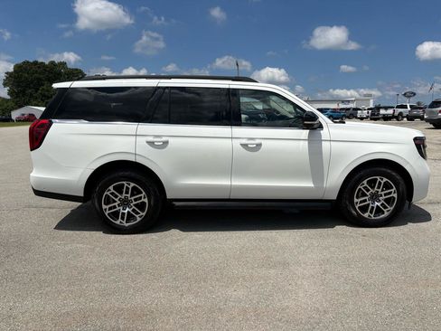 Used 2025 Ford Expedition Active AWD/4WD image 2