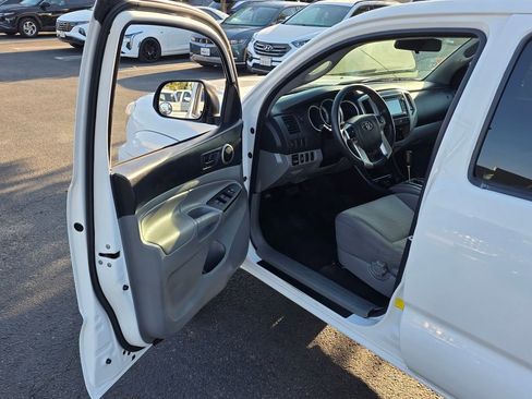 Used 2015 Toyota Tacoma PreRunner w/ SR5 Package RWD image 39