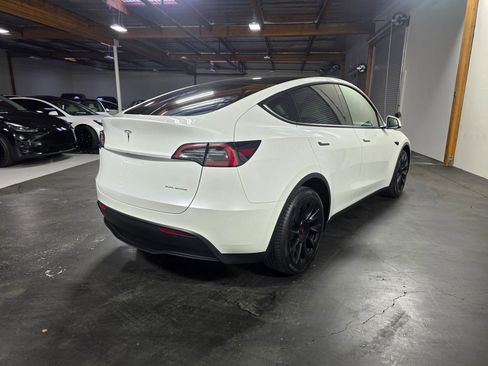 Used 2022 Tesla Model Y Long Range image 5