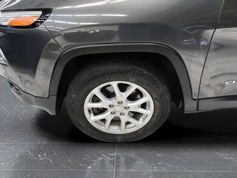 Used 2016 Jeep Cherokee Latitude w/ Cold Weather Group AWD/4WD image 10