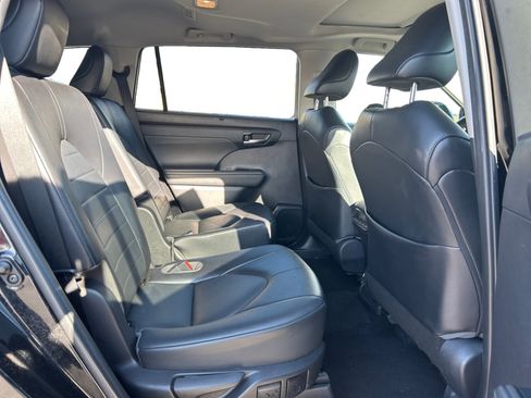 Used 2022 Toyota Highlander XLE image 18