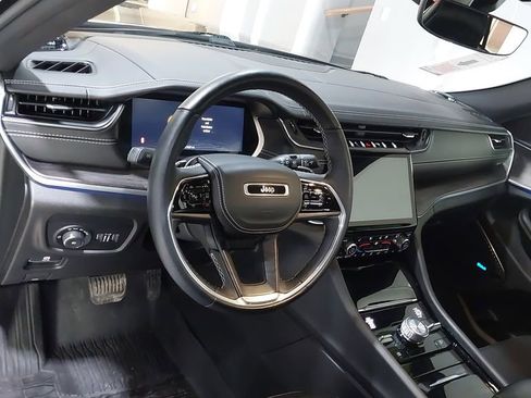 Used 2022 Jeep Grand Cherokee Overland AWD/4WD image 19