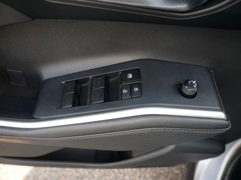 Used 2024 Toyota Highlander XLE AWD/4WD image 20