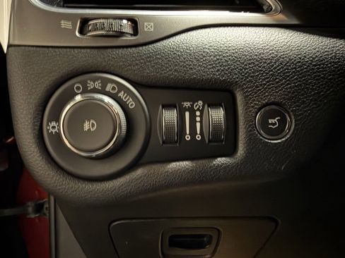 Used 2019 Jeep Cherokee Limited image 37