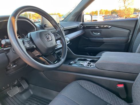 Used 2025 Honda Pilot Sport image 18